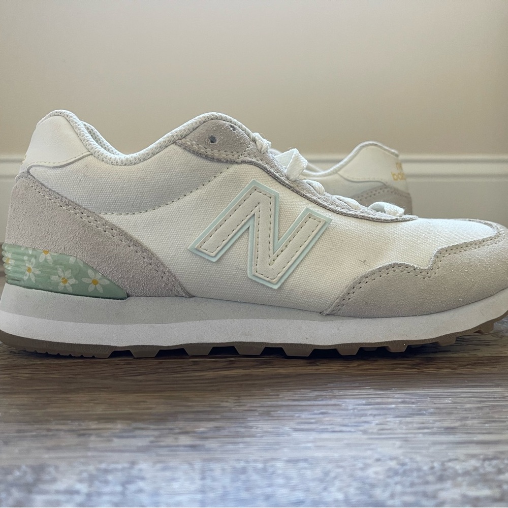 New Balance Cream Sneakers Daisies 6.5 Woman’s